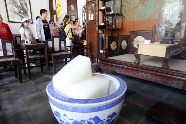 江苏苏州：狮子林冰块送“清凉”