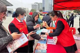 柳州银行：践行雷锋精神，书写金融服务新风采图片