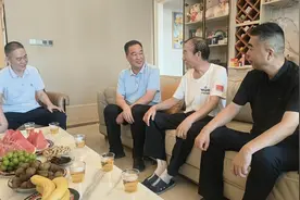 关爱尊崇老兵，广州荔湾南源街看望慰问退役军人功臣模范家庭图片