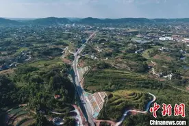 隆黄铁路隆叙段扩能改造工程全线23座隧道全部贯通图片