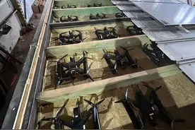 视频曝光！俄民众爬上卡车砸毁乌军无人机，徒手掰断旋翼！俄通报袭击损失，仓库出租人已被逮捕图片