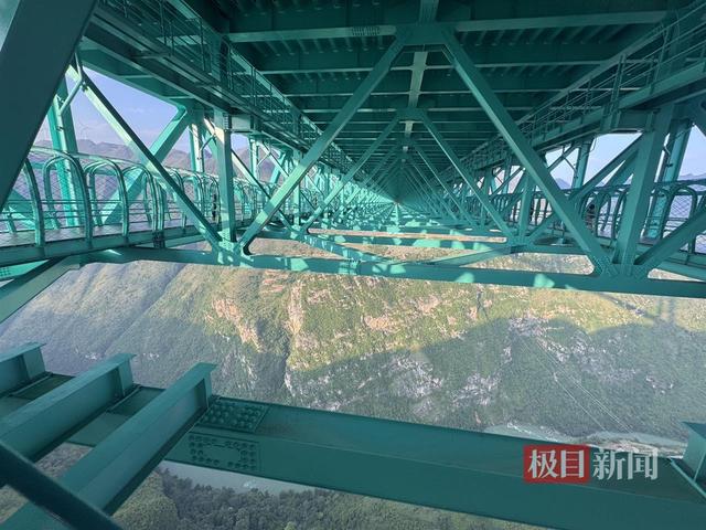 实探贵州花江峡谷600米高廊桥：恐高游客直呼“好吓人”，有人4分钟走完高空钢丝