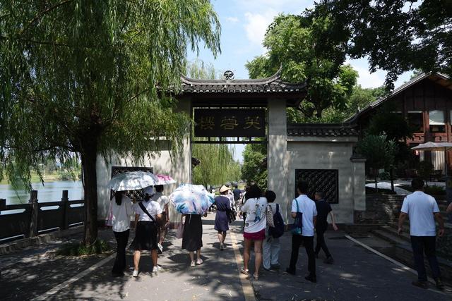 媒体大咖齐聚黔阳古城，触摸千年文脉邂逅非遗新韵