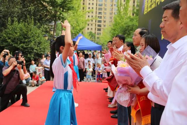 省市军地联合为“英雄航天员”唐胜杰家庭送喜报
