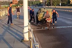 暖心！老人蹬三轮车上坡困难 济宁消防员“组团”帮推车图片