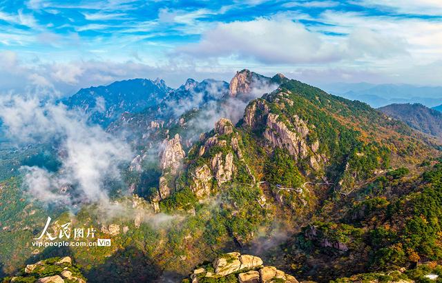 安徽池州：漫步高空栈道 欣赏绚丽秋色