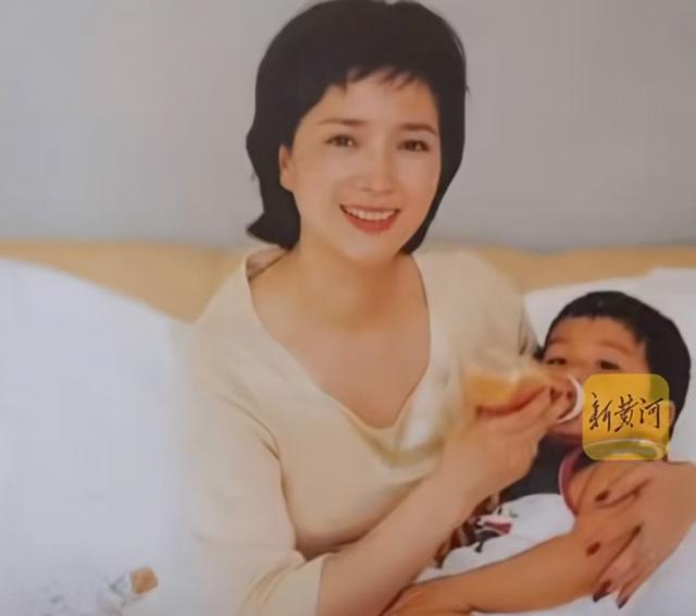 好友透露何晴罹患脑瘤还中风，手术后痛哭不已；其儿子中戏毕业，刚公开亮相