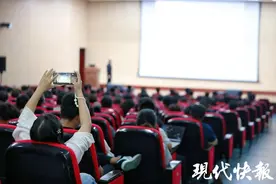 致敬“两弹一星”元勋，科学家精神在东大校园闪闪发光图片