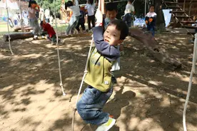 在幼儿园的荀山上荡秋千，这群孩子解锁N种玩法图片