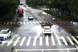 下雨天开车溅路人一身水，违法！图片