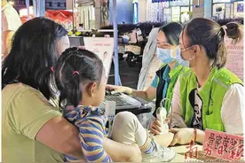 “健康夜市”出摊 便民服务升级图片
