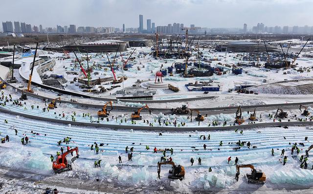 中国蓝观察丨赴俄免签来了！黑河口岸排长队 全国多地“卷”出冰雪新花样