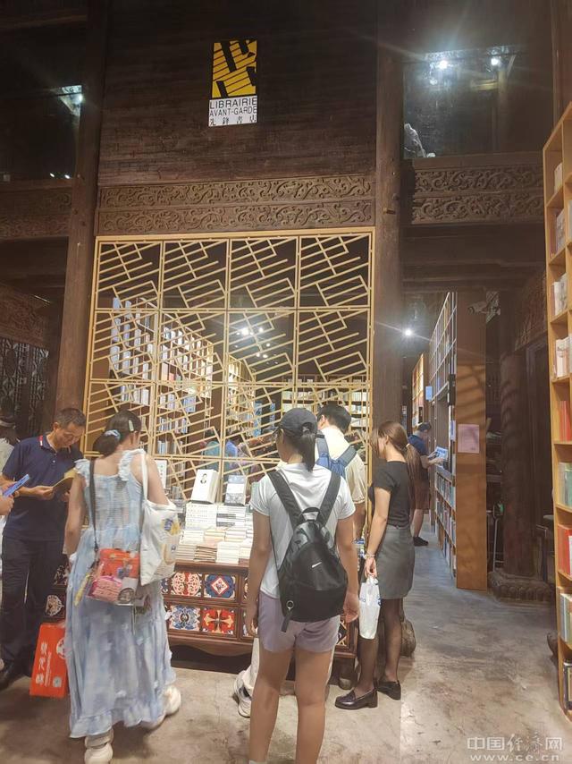 一见倾心！解锁多地网红书店的最美模样(组图)