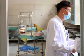 最美身影 | 忙碌的男护士图片