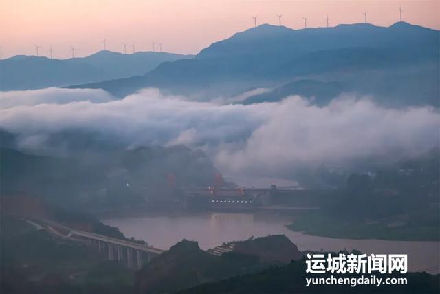 雨洗河东千峰翠　云裁运城万缕纱