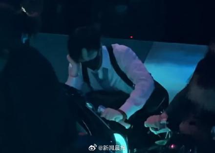上海迪士尼创极速光轮限时全新红橙光效