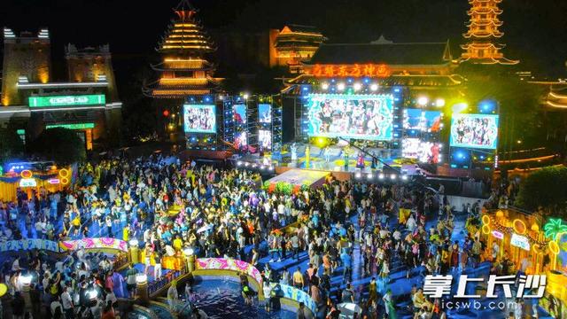 组图｜天天泼水节夜夜享清凉，长沙方特傣式泼水节等你来狂欢