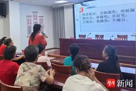 “兜里装豆，豆装满兜，兜破漏豆”，欢声笑语中，大爷大妈们齐学普通话图片