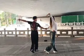 杭州街头，女孩与老人即兴共舞获网友点赞：一场跨越年代的绝美演出图片