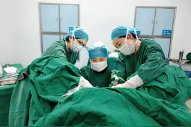 女子腹部不断鼓起，就医后才知体内有个巨大“包块”图片