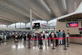 目前广州白云机场航班起降总体正常  少量航班因天气原因取消或者延误图片