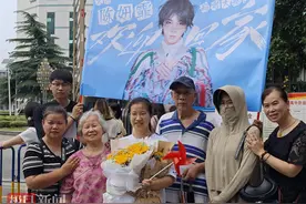 拉横幅、摆海报、COS动漫角色……这届高考生家长真会“整活”图片