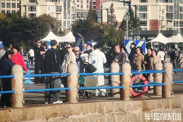 五四广场周末人流如织，秋日暖阳沐浴金色时光