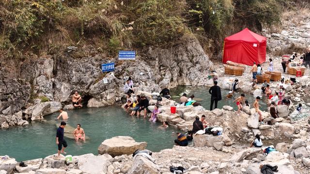 印江： 天然温泉汤池热气升腾引客来