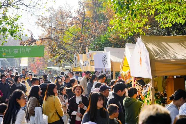 为什么？这儿有个咖啡节，这么火！