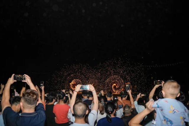 打铁花、烟火瀑布…一天就该这么过！