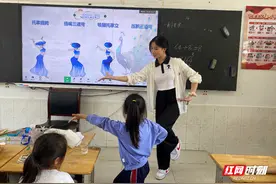 “艺童成长 播种梦想”——张家界学院艺术学院大学生志愿者走进吴家嘴小学艺术支教图片