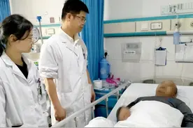 患病率十万分之一！男子每隔半个月去一趟医院，竟是患了一种罕见病图片