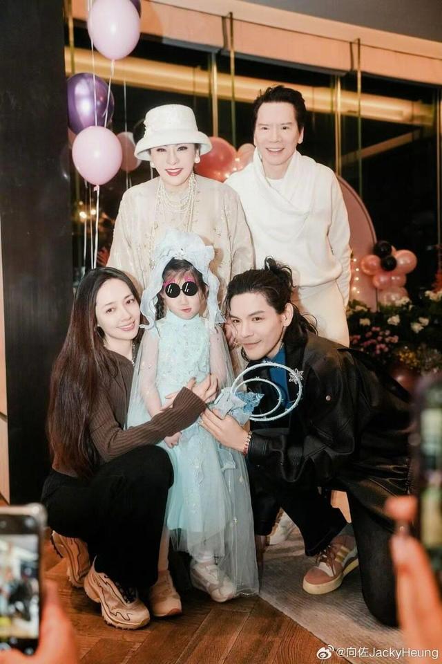 41岁女演员郭碧婷回应与向佐分居两地：不用嫁鸡随鸡、嫁狗随狗，他只用和孩子维持感情就好；坦言婆婆向太给了自己和孩子很多钱