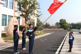 庄严的入队仪式，少先队员们收获满满荣誉感图片