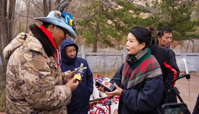 洛阳各界代表赴宁夏固原慰问“东天山来的骆驼队”