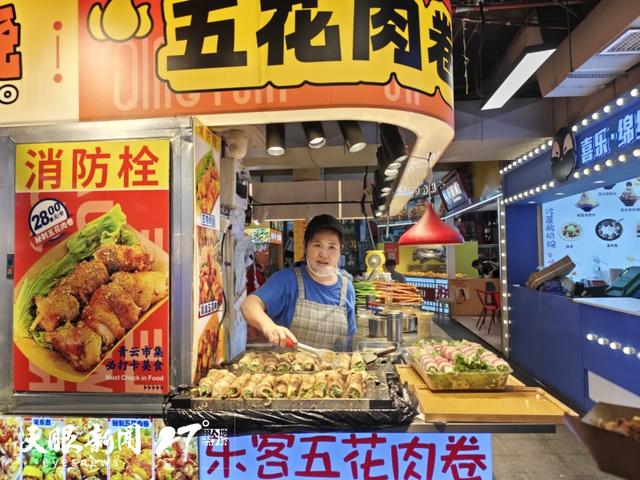 避暑纳凉贵州行 | 游客夜游忙，点亮夜经济