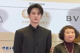 檀健次亮相第15届北影节开幕红毯 首次担任短片评委图片