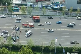 济南经十路浆水泉桥上发生4车交通事故，警方通报图片