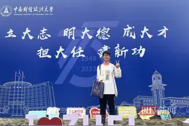 左手高考数学143分！独臂男生读研了图片