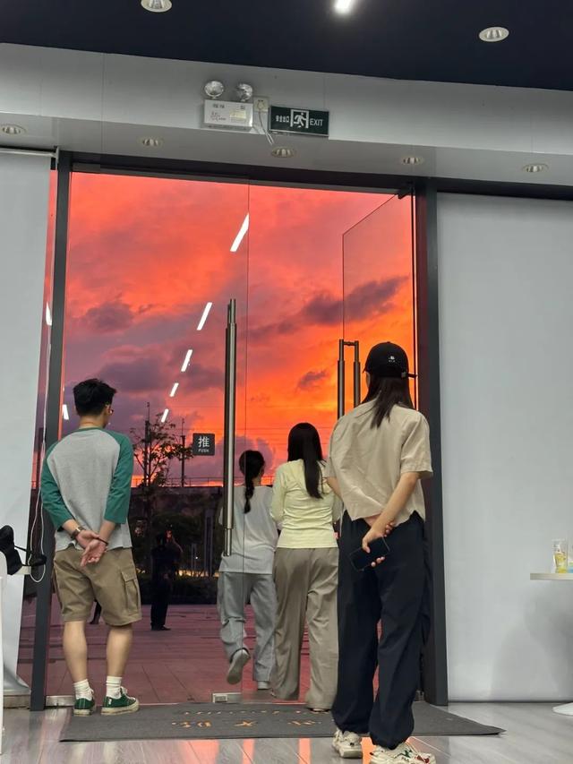 今晚珠海上空这一幕，绝美！好多人拍下了