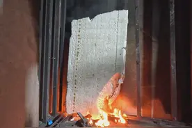 易燃泡沫夹芯彩钢板“搭房子”隐患大，起火速度快且生成毒烟图片