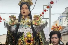 cos“赵世子”引众怒！男网红道歉，当地文旅局回应图片