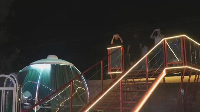 【本地】“夜经济”盛夏升温 灯塔粮仓文创园夜晚人流如织