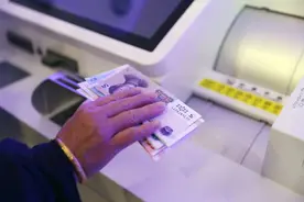 政务部门不能带头拒收现金 | 新京报社论图片