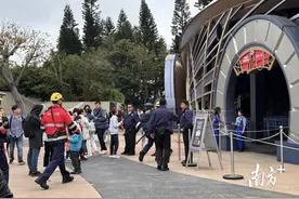 香港迪士尼室内过山车突发故障，停在半空12人被困图片