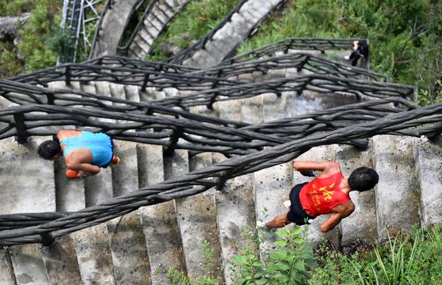 #（体育）2025“冲顶天门”全国登山挑战赛（张家界天门山站）开赛