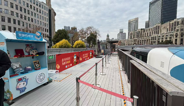 超大盒马闪现苏州河，马年新春快闪成魔都网红打卡地