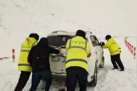乌恰县部分路段现风吹雪 当地警方全员上线路保畅通图片