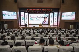 阿来来渝与中学生聊写作：“如果要写作，最好从熟悉脚下的土地开始”图片