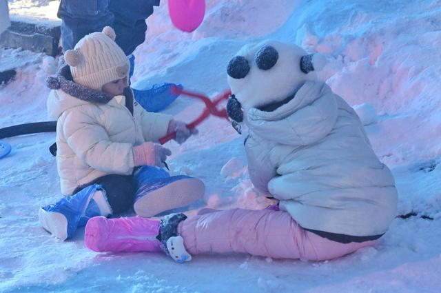 “机甲杜甫”漫步西岭雪山！2025成都市冬季文旅消费季暨第26届西岭雪山南国冰雪季启动